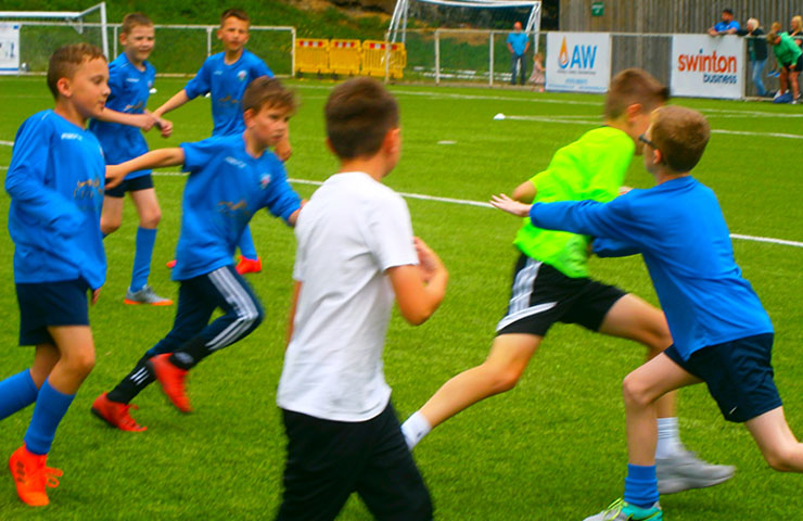 Disgyblion Ysgol Hooson yn Stadiwm Peldroed Caerdydd