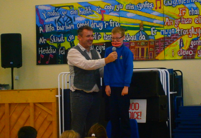 Disgyblion Ysgol Hooson yn y Senedd Caerdydd