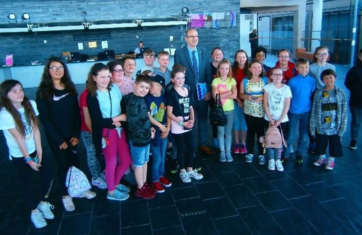 Disgyblion Ysgol Hooson yn y Senedd Caerdydd